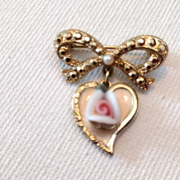 Jewelry - Vintage bow with dangling heart 3D rose brooch.